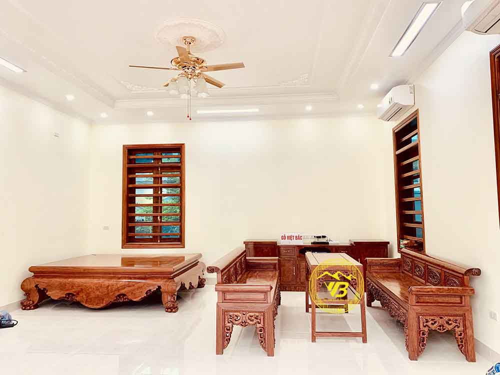 Bàn giao sập gỗ trường kỷ kệ tivi gỗ Cẩm Lai cho khách hàng Hà Nam 1