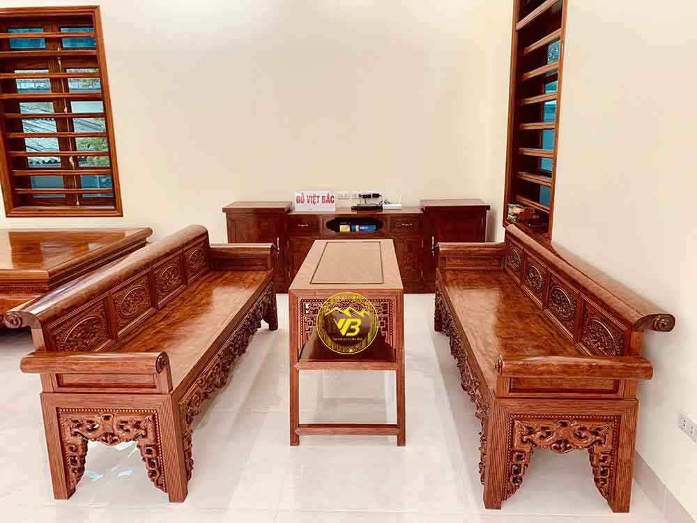 Bàn giao sập gỗ trường kỷ kệ tivi gỗ Cẩm Lai cho khách hàng Hà Nam 2