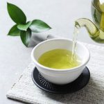 Tại sao lại nên lau chiếu ngựa mới mua bằng nước chè?